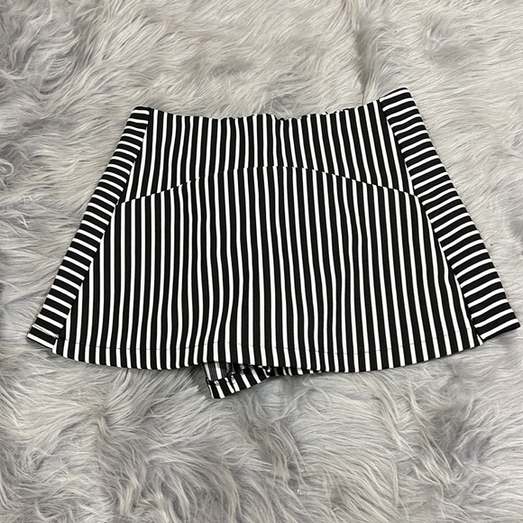 Don't Ask Why Striped Skorts One Size - Picture 2 of 7